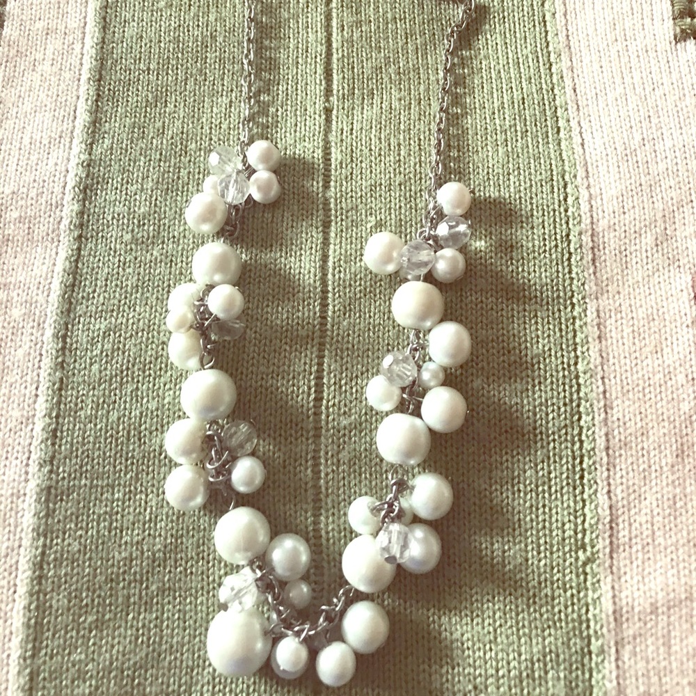 Classic pearls and crystal bread necklace